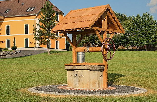 BT-Green Impression Brunnen mit Gebäude im Hintergrund