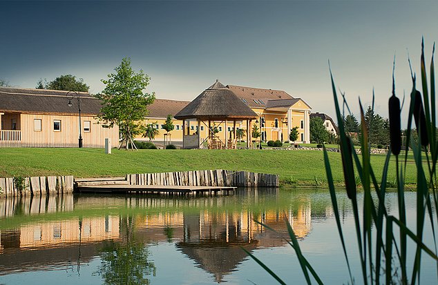 BT-Green Impression Blick über den Teich auf das Hauptgebäude